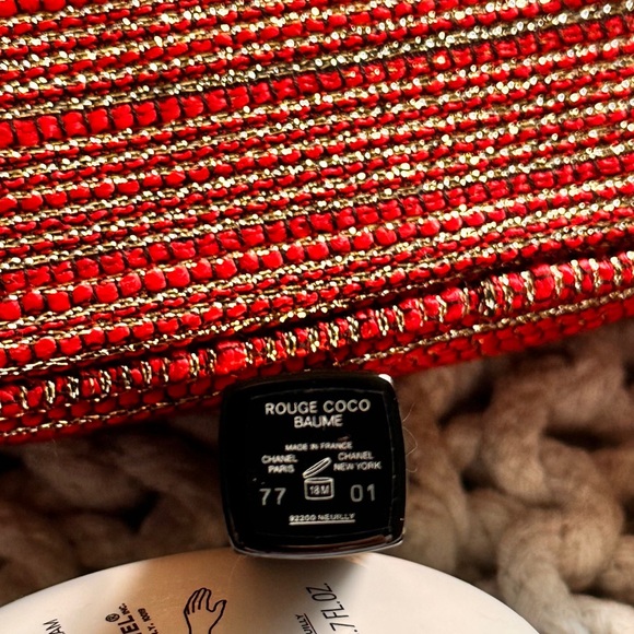 CHANEL HOLIDAY 5pc Gift Set LIP GLOSS/ BALM & Hydration on Hand w/ POUCH - Picture 8 of 9